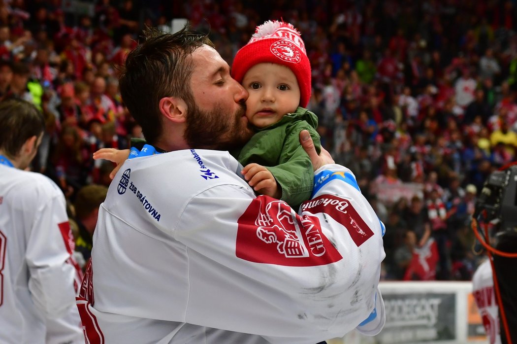 Třinecký brankář Šimon Hrubec si zisk titulu bezprostředně užíval s malým synem