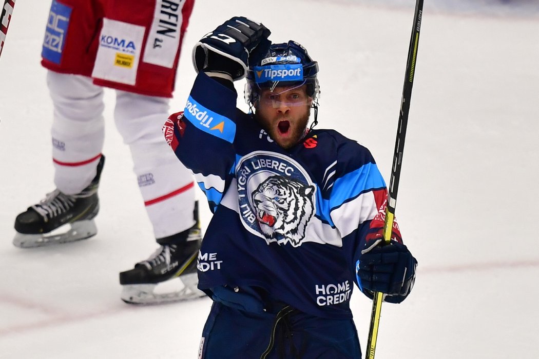 Vyrovnáno! Tyler Redenbach se raduje ze srovnávací branky na 2:2 v šestém finále na ledě Třince