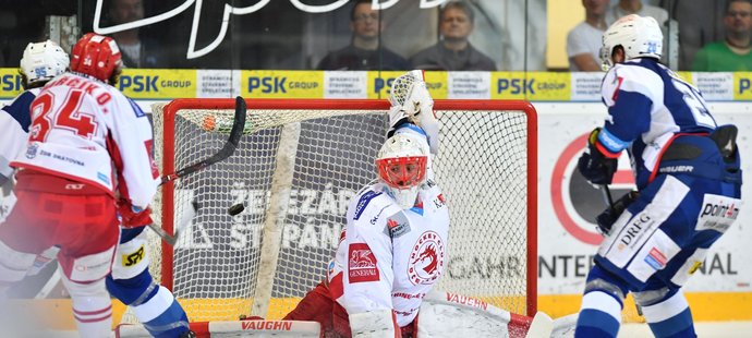 Gólman Šimon Hrubec neměl šanci proti Alexandru Malletovi, který pálil mezi kruhy