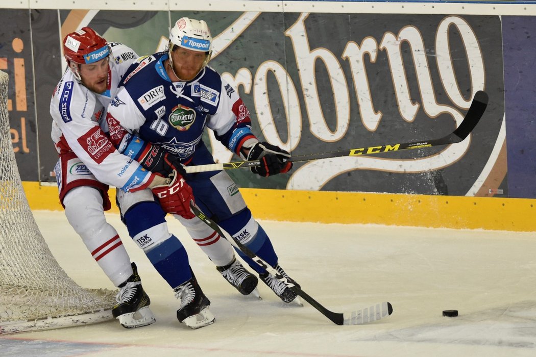 Lídr Komety Martin Erat v souboji s Jakubem Matyášem z Třince