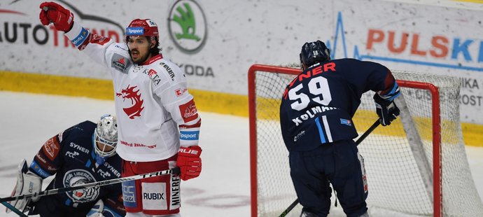 Třinecký snajpr Matěj Stránský se raduje z gólu v prodloužení