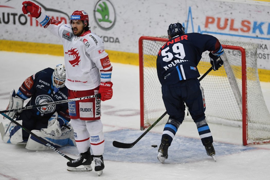 Třinecký snajpr Matěj Stránský se raduje z gólu v prodloužení