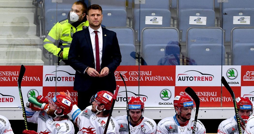 Třinecký kouč Václav Varaďa na střídačce během finále play off