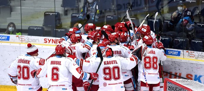 Třinečtí hokejisté se radují z vítězství ve čtvrtém finále
