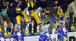 Zlínští hokejisté si vychutnávají děkovačku s fanoušky po svém vítězstvím ve druhém domácím zápase