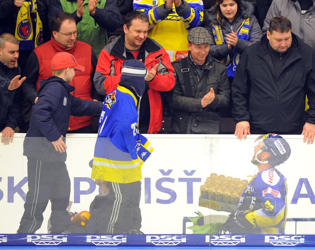 Petr Leška se dělí o pivní cenu pro nejlepšího hráče se zlínskými fanoušky