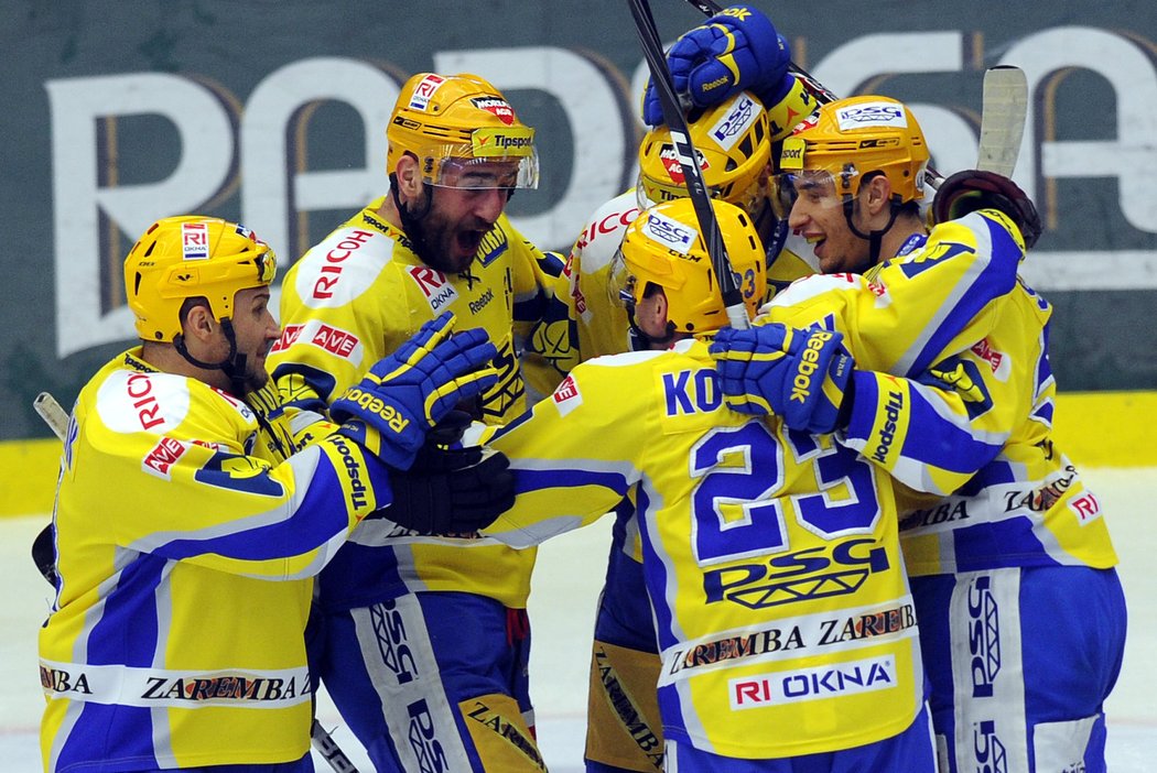 Hokejisté Zlína se radují z gólu do sítě Plzně ve třetím finálovém zápase