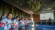Mistři z Třince se ve čtvrtek při oslavách zisku extraligového titulu setkali s vedením Třineckých železáren. Zleva David Cienciala a Martin Gernát