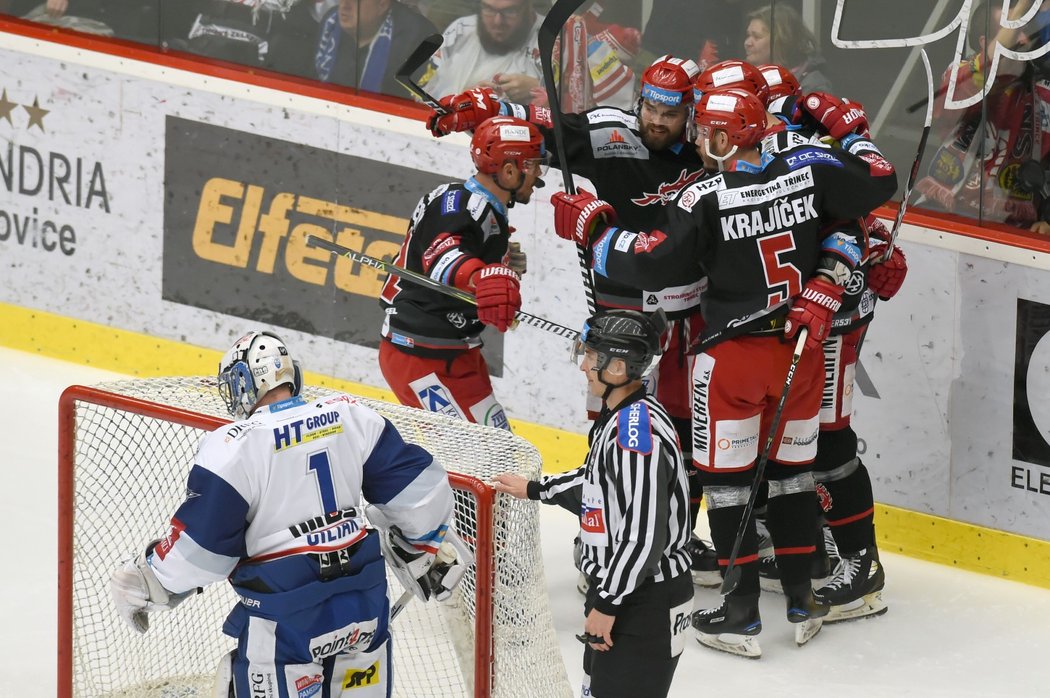 Třinečtí Oceláři se radují z úvodní branky finále proti Kometě