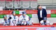 Liberecký trenér se svými svěřenci smutní po druhé porážce ve finále