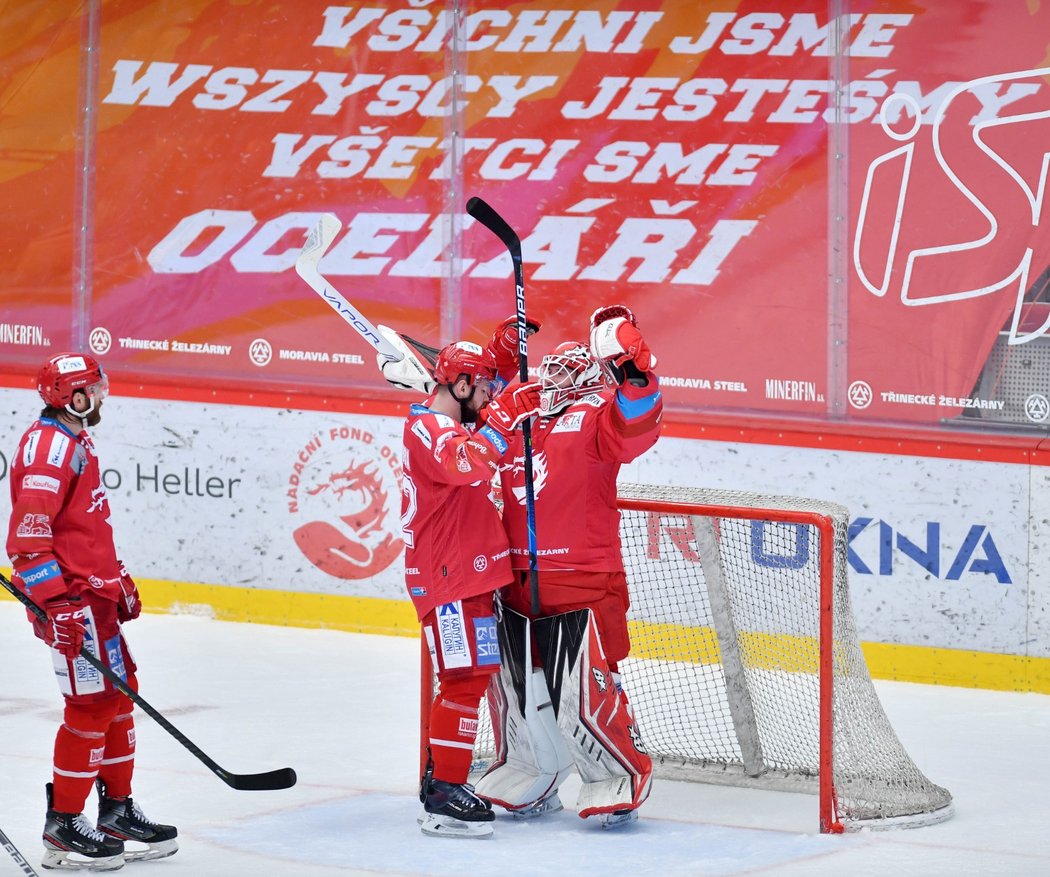 Třinecký gólman Ondřej Kacetl s parťáky slaví druhé vítězství ve finále