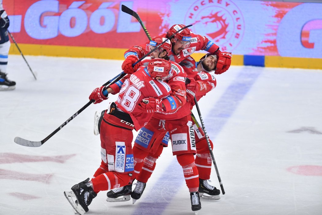 Hokejisté Třince slaví druhý gól do sítě Liberce, který je přiblížil nadosah titulu