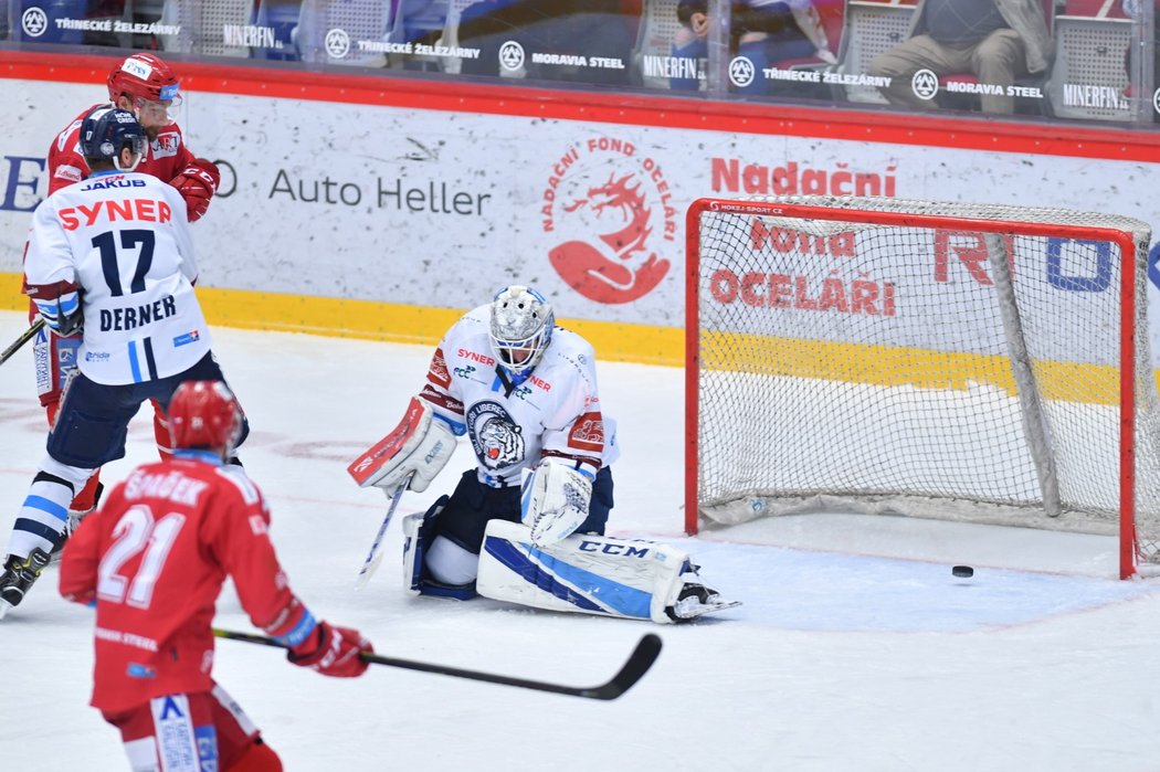 Petr Kváča se ohlíží za pukem, který Jack Rodewald propasíroval za jeho záda