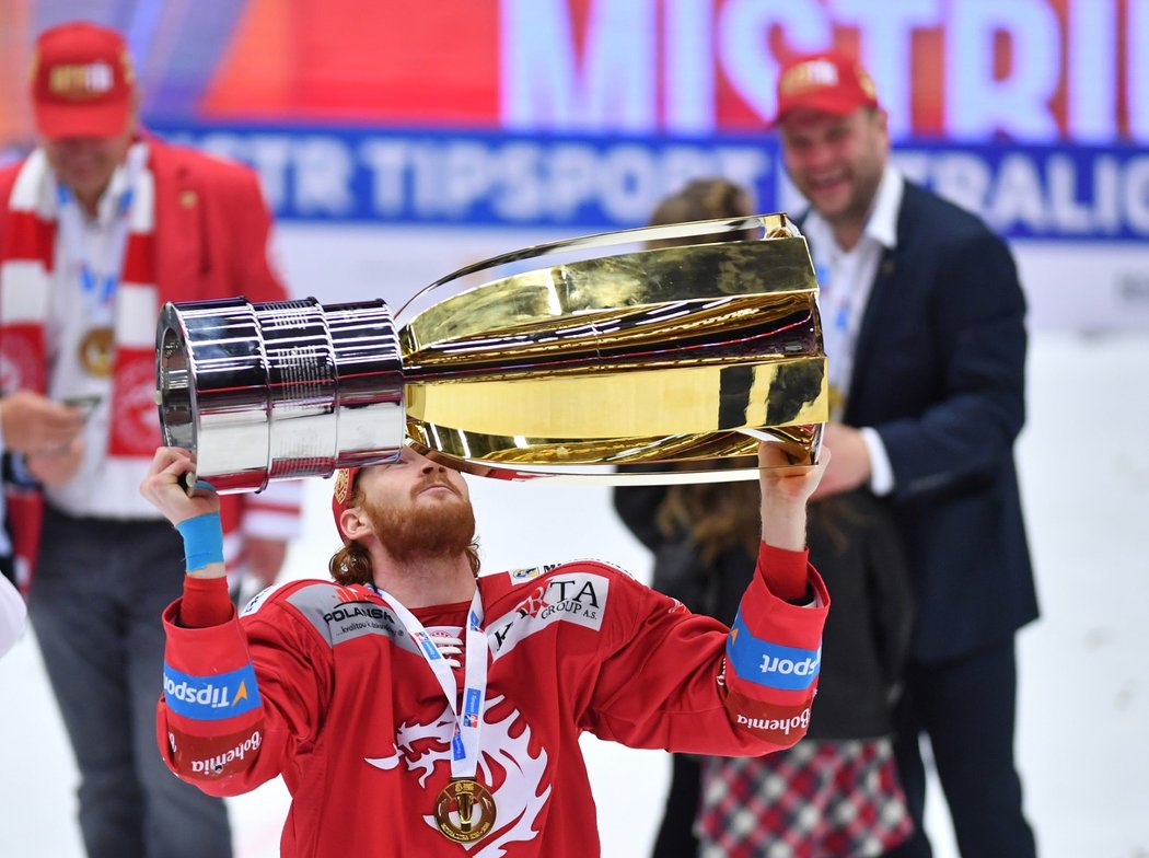 Jack William Rodewald zvedá mistrovský pohár po triumfu Třince