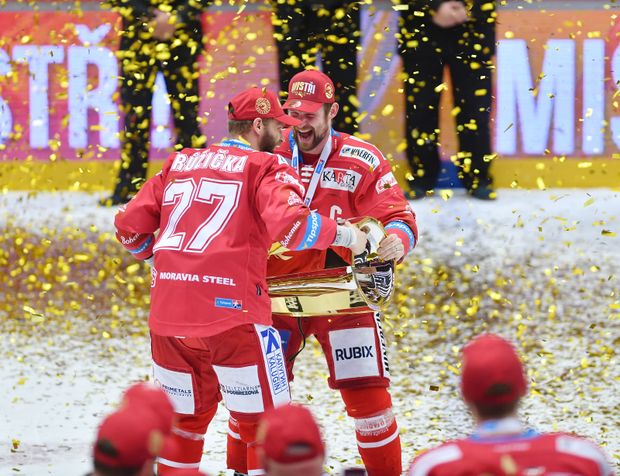 Kapitán Třince Petr Vrána předává mistrovský pohár Martinu Růžičkovi Kapitán Třince Petr Vrána předává mistrovský pohár Martinu Růžičkovi