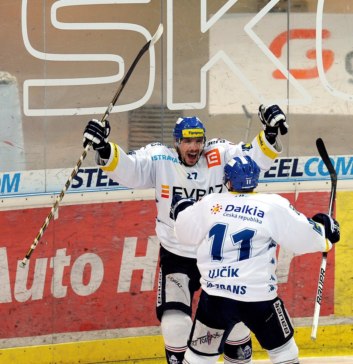 Peter Húževka (vlevo) slaví svůj gól s Viktorem Ujčíkem