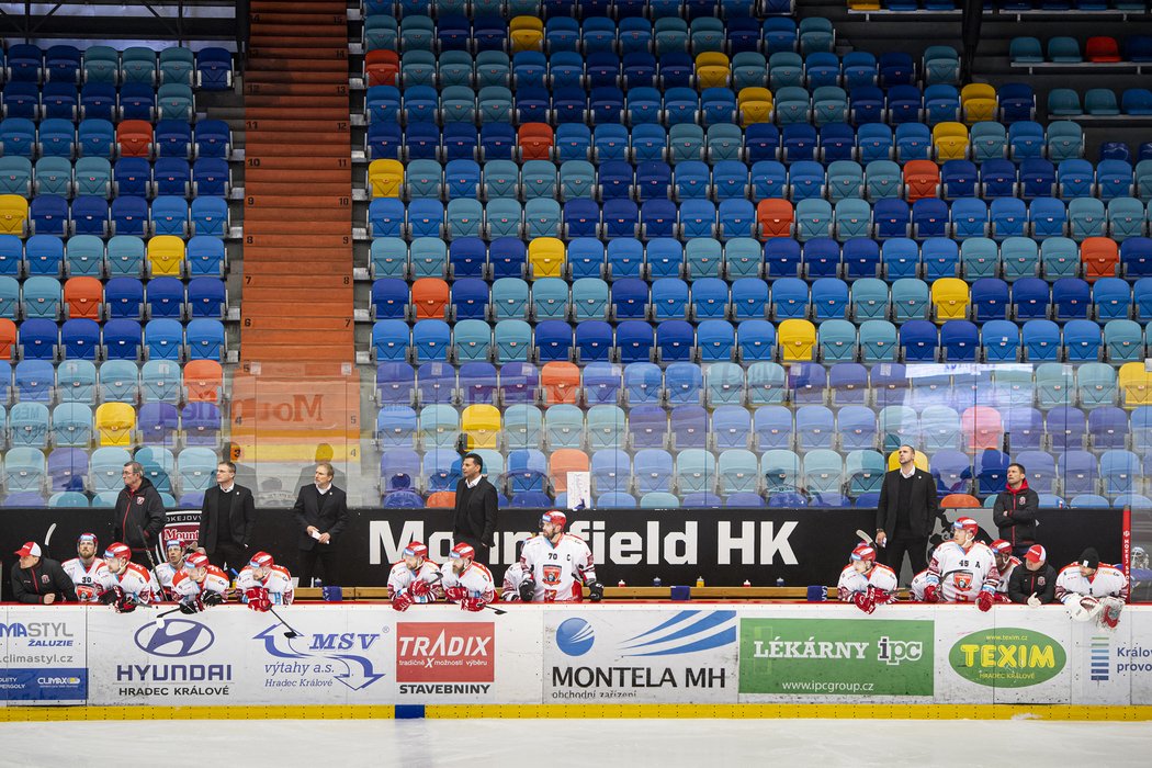 Střídačka Hradce Králové. Zápas se kvůli přijatým opatřením v boji proti koronaviru odehrál bez diváků