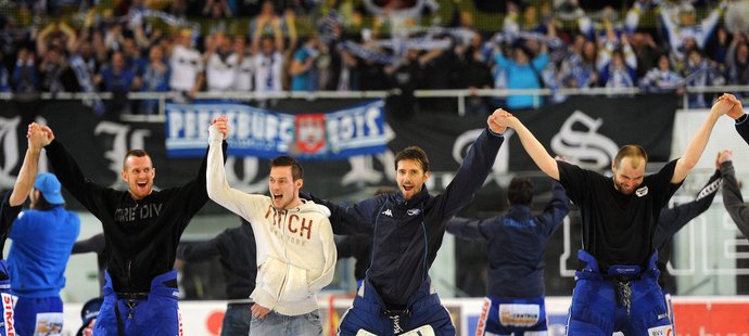 Brněnští hokejisté slaví postup s celou zaplněnou domácí arénou
