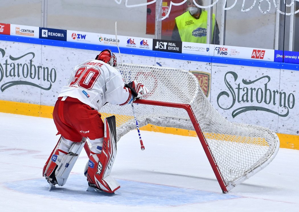 Brankář Třince Ondřej Kacetl po postupu Ocelářů do semifinále zbořil bránu