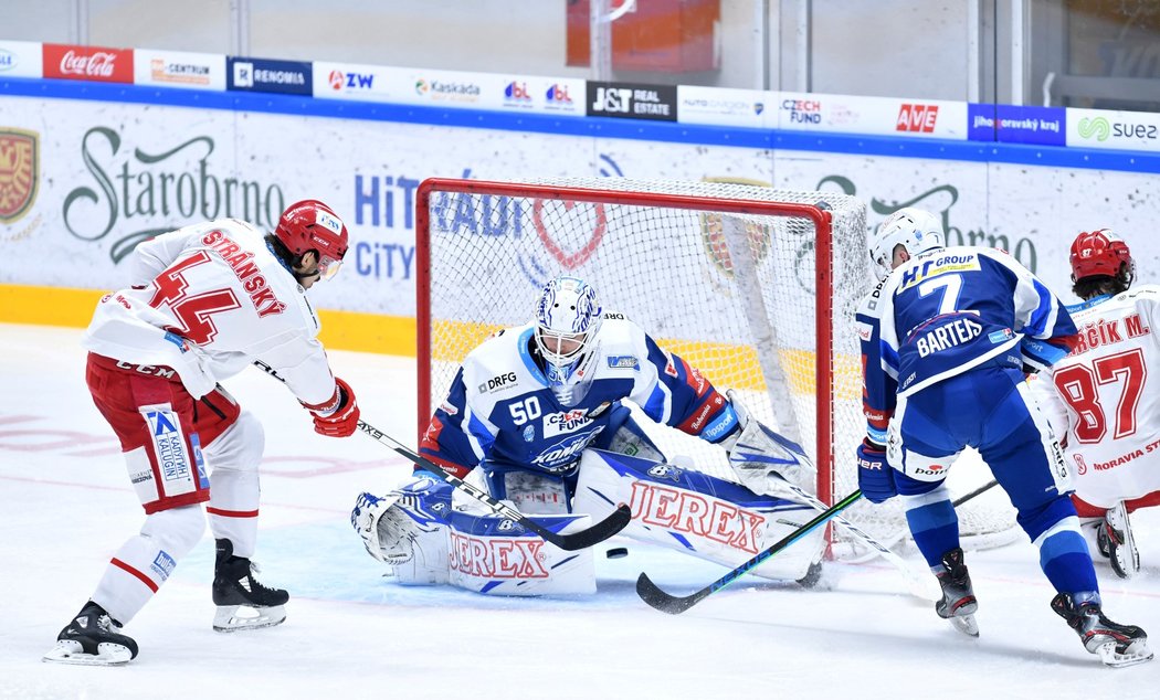 Střelec Ocelářů Matěj Stránský překonává Karla Vejmelku z Komety