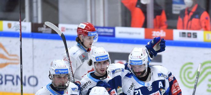 Brněnští hokejisté se radují z gólu Jakuba Klepiše (vpravo)
