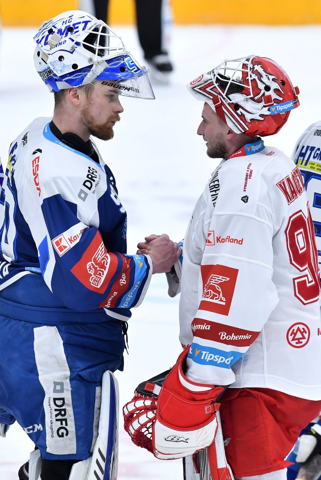 Poražený brankář Komety Karel Vejmelka gratuluje Oceláři Ondřeji Kacetlovi