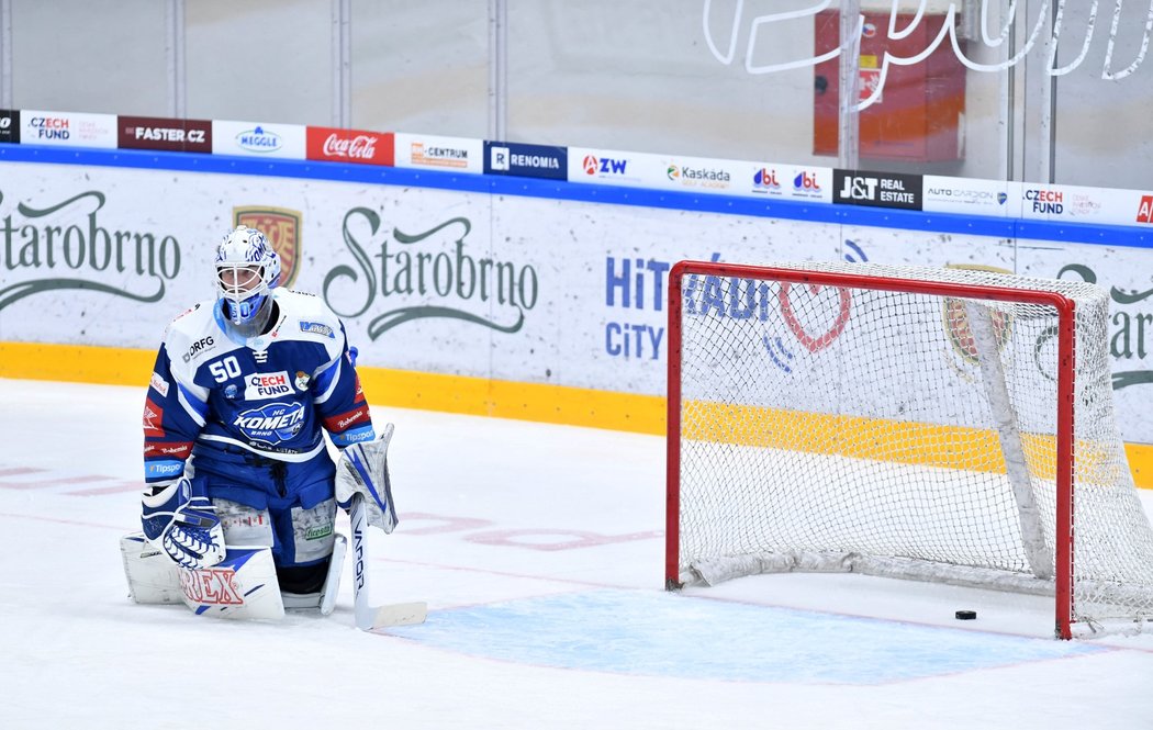 Gólman Komety Karel Vejmelka po inkasované brance