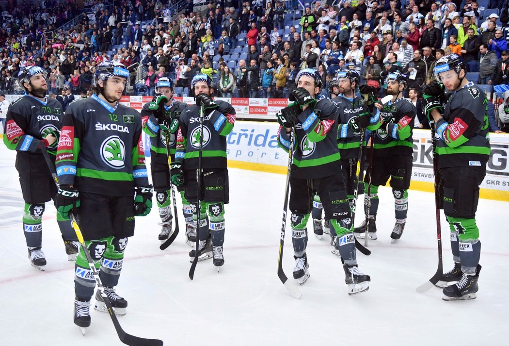 Zklamaní hokejisté Mladé Boleslavi poté, co je ve čtvrtfinále vyřadil Liberec