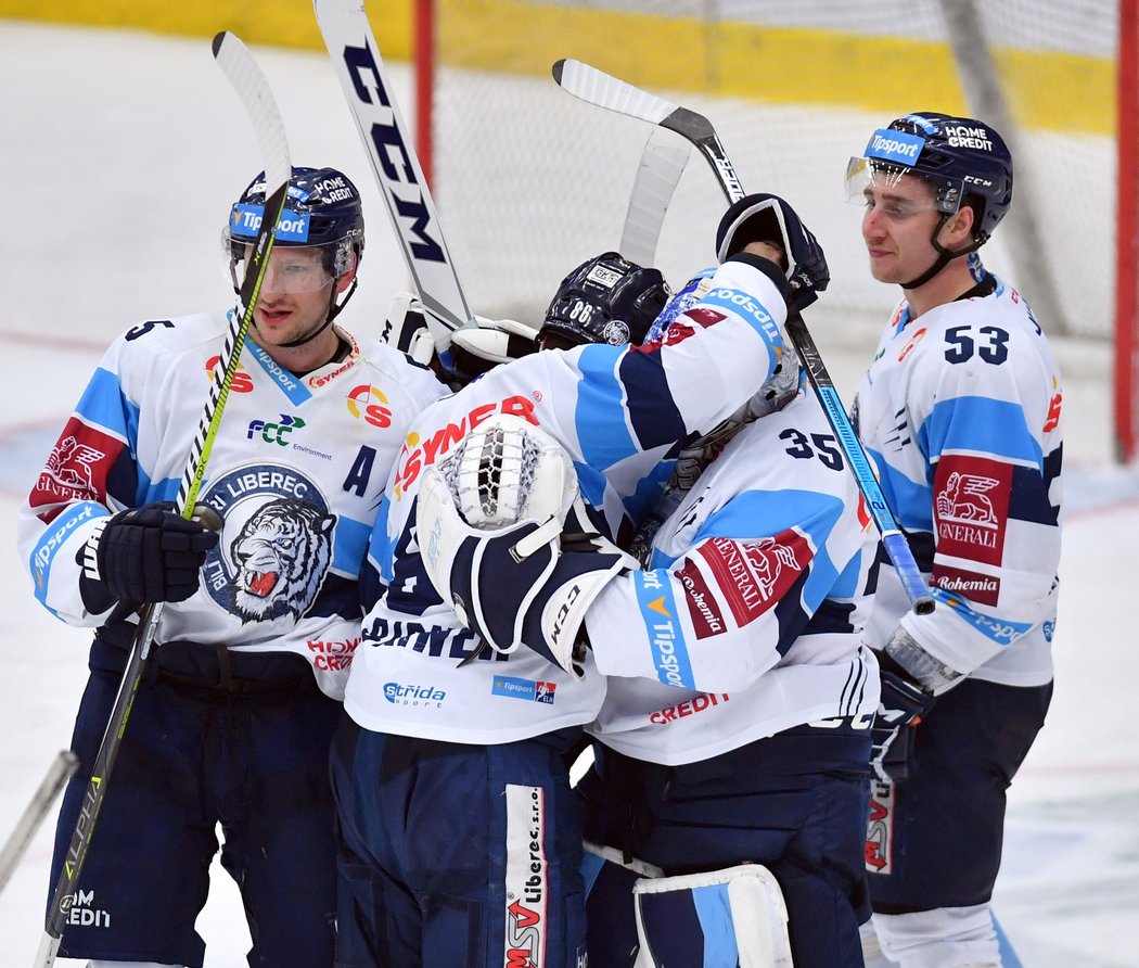 Liberečtí hokejisté oslavují postupu do semifinále play off