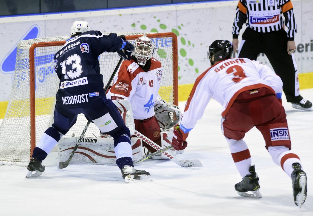 Václav Nedorost se snaží překonat olomouckého brankáře Branislava Konráda