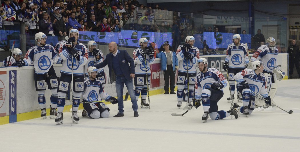 Zklamaní plzeňští hokejisté po vyřazení ve čtvrtfinále s Libercem