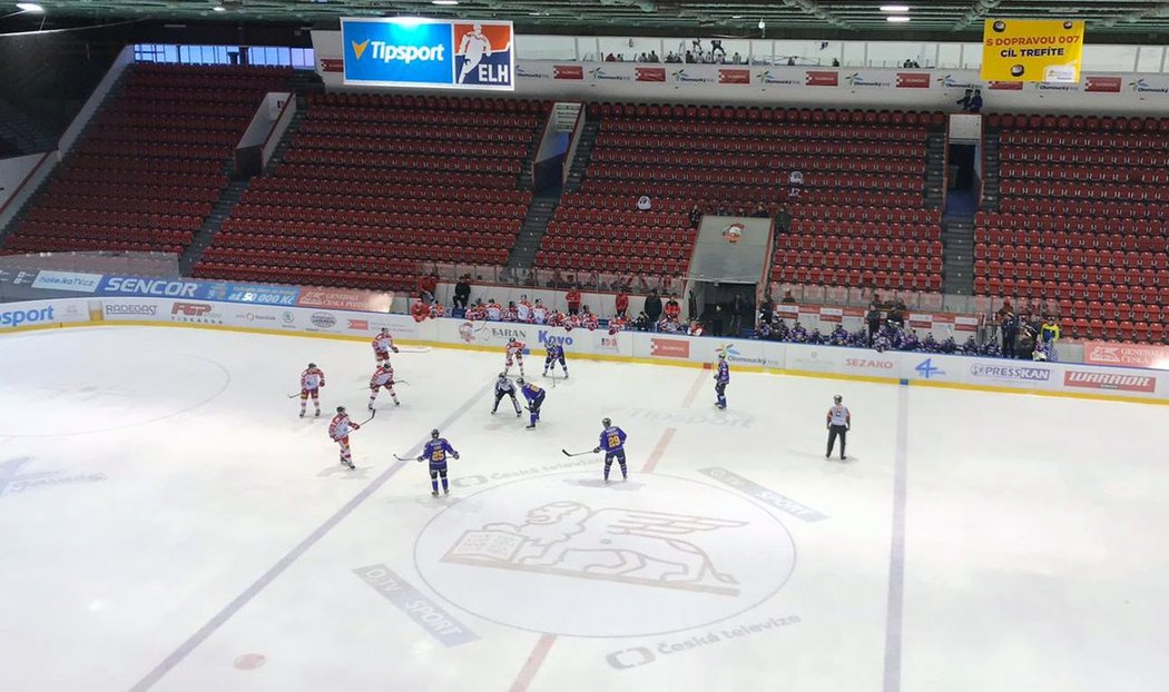 Smutný pohled na prázdný olomoucký zimní stadion během předkola play off, kam nesměli kvůli novým opatřením na koronavirus dorazit fanoušci