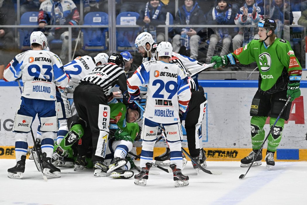 Hromadná šarvátka mezi hokejisty Komety Brno a Mladé Boleslavi