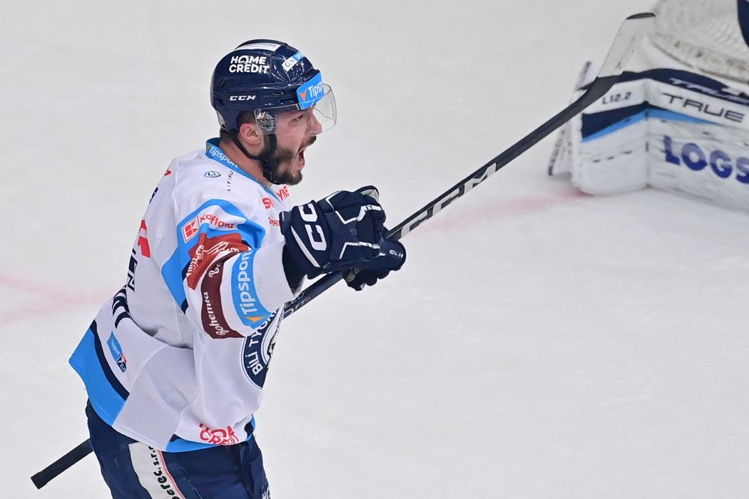 Liberecký útočník Adam Dlouhý se raduje z druhého gólu v páté bitvě předkola play off