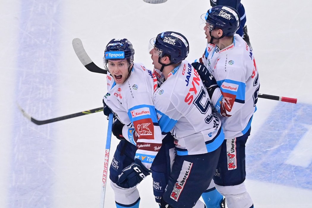 Liberečtí hokejisté se radují z gólu útočníka Jakuba Rychlovského (vlevo)