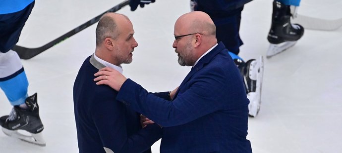 Liberecký trenér Patrik Augusta (vpravo) se zdraví s plzeňským bossem Martinem Strakou