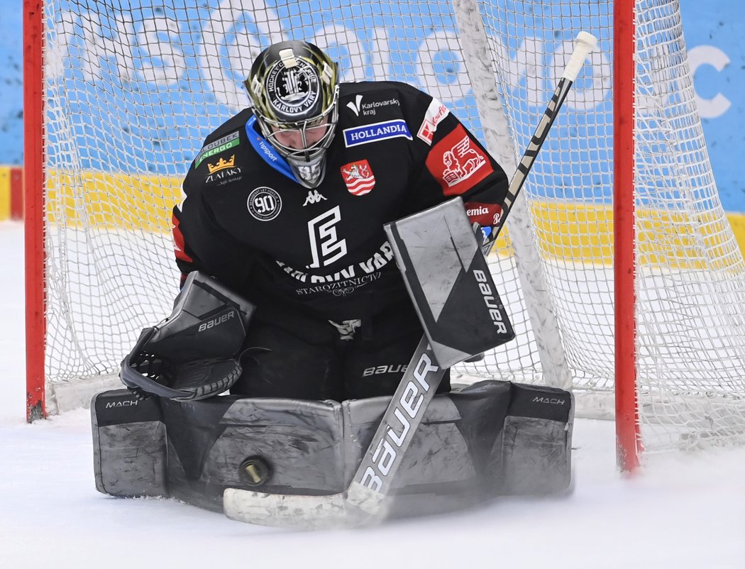 Karlovarský brankář Vladislav Habal zasahuje v utkání předkola play off