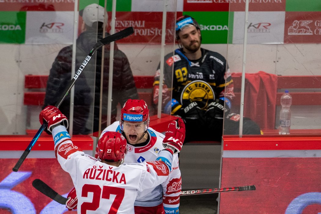 Zatímco se obránce Třince Jakub Jeřábek raduje z gólu, na trestné lavice pořádně pění Jan Strejček z Litvínova