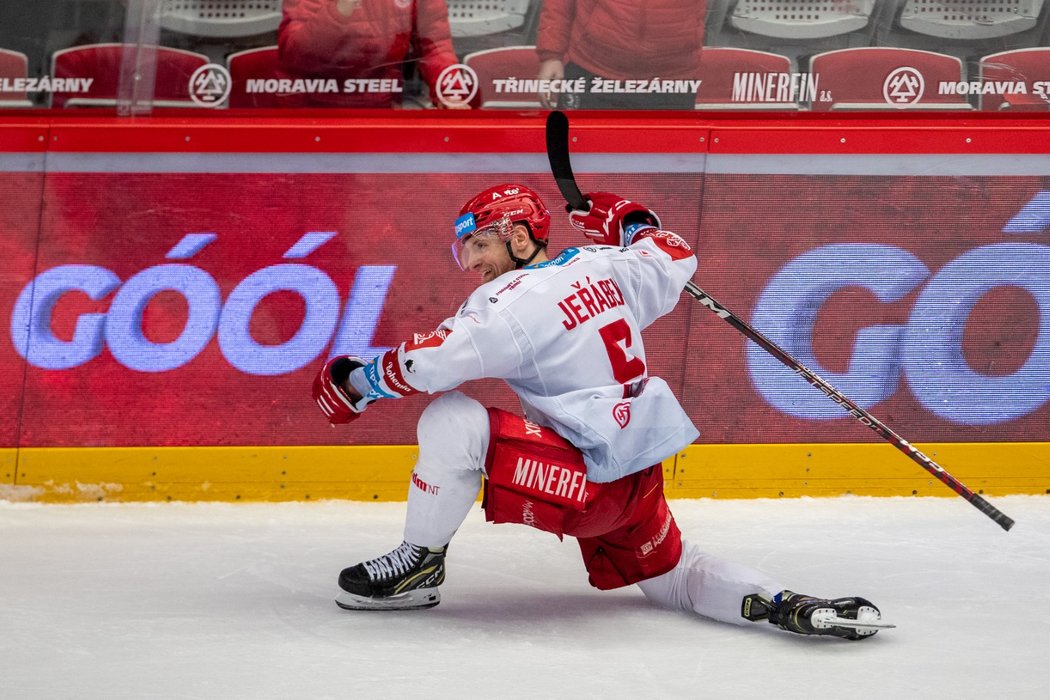 Třinecký zadák Jakub Jeřábek oslavuje vstřelený gól