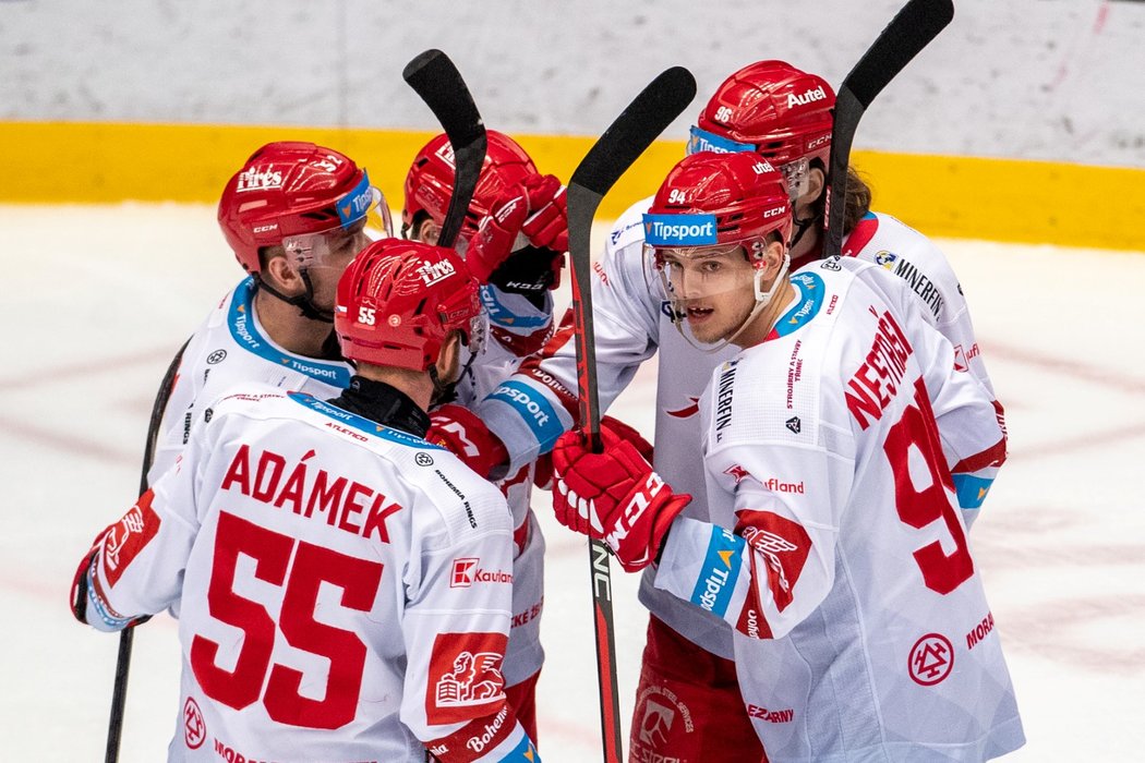 Třinečtí hokejisté se radují ze vstřelené branky útočníka Andreje Nestrašila (vpravo)