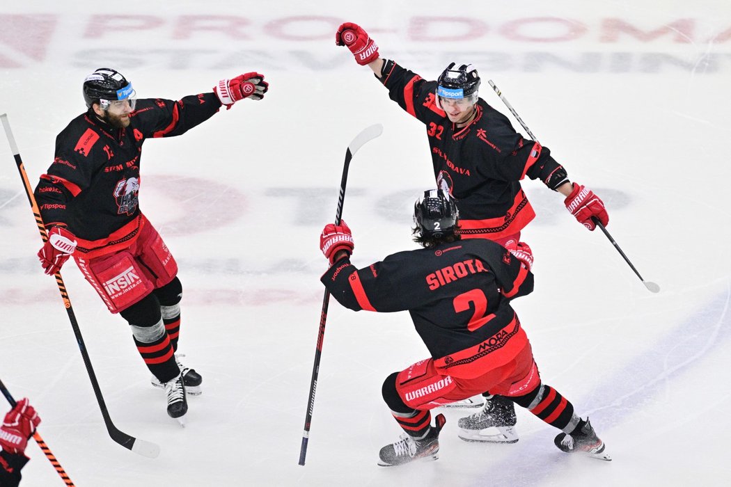 Olomoučtí hokejisté oslavují gól Jakuba Orsavy (vpravo nahoře)