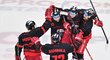 Olomoučtí hokejisté slaví vítězství v Liberci s autorem vítězného gólu Jakubem Orsavou