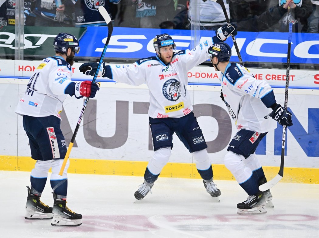 Liberečtí hokejisté oslavují gól střelce Jakuba Rychlovského (uprostřed)