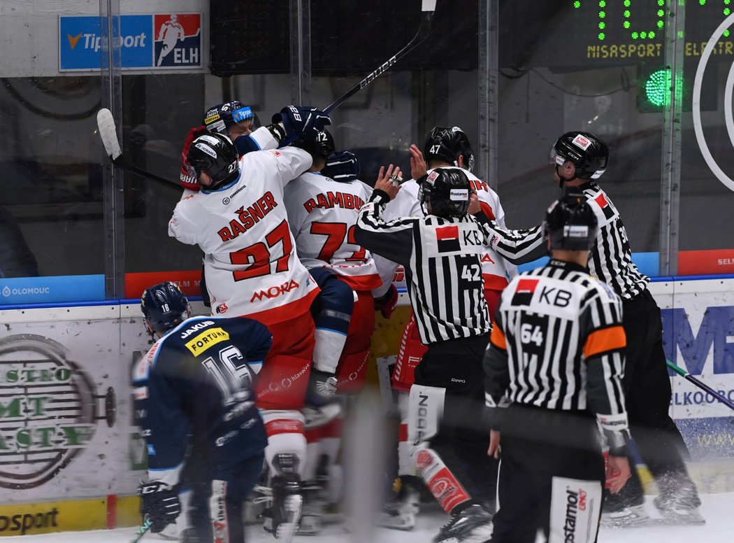 U mantinelu dochází k bitce mezi hokejisty Olomouce a Bílými Tygry z Liberce