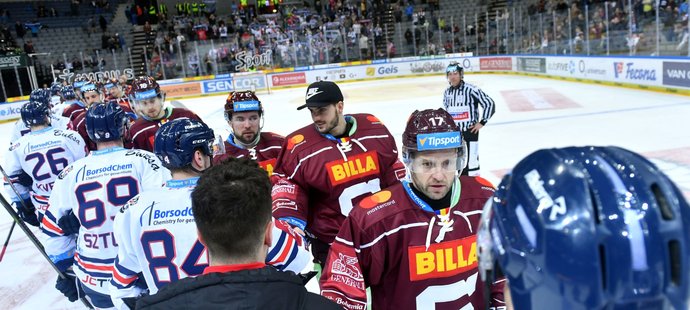 Jaroslav Hlinka si na konci zápasu užil skandování fanoušků, tentokrát už možná šlo o jeho poslední zápas za Spartu