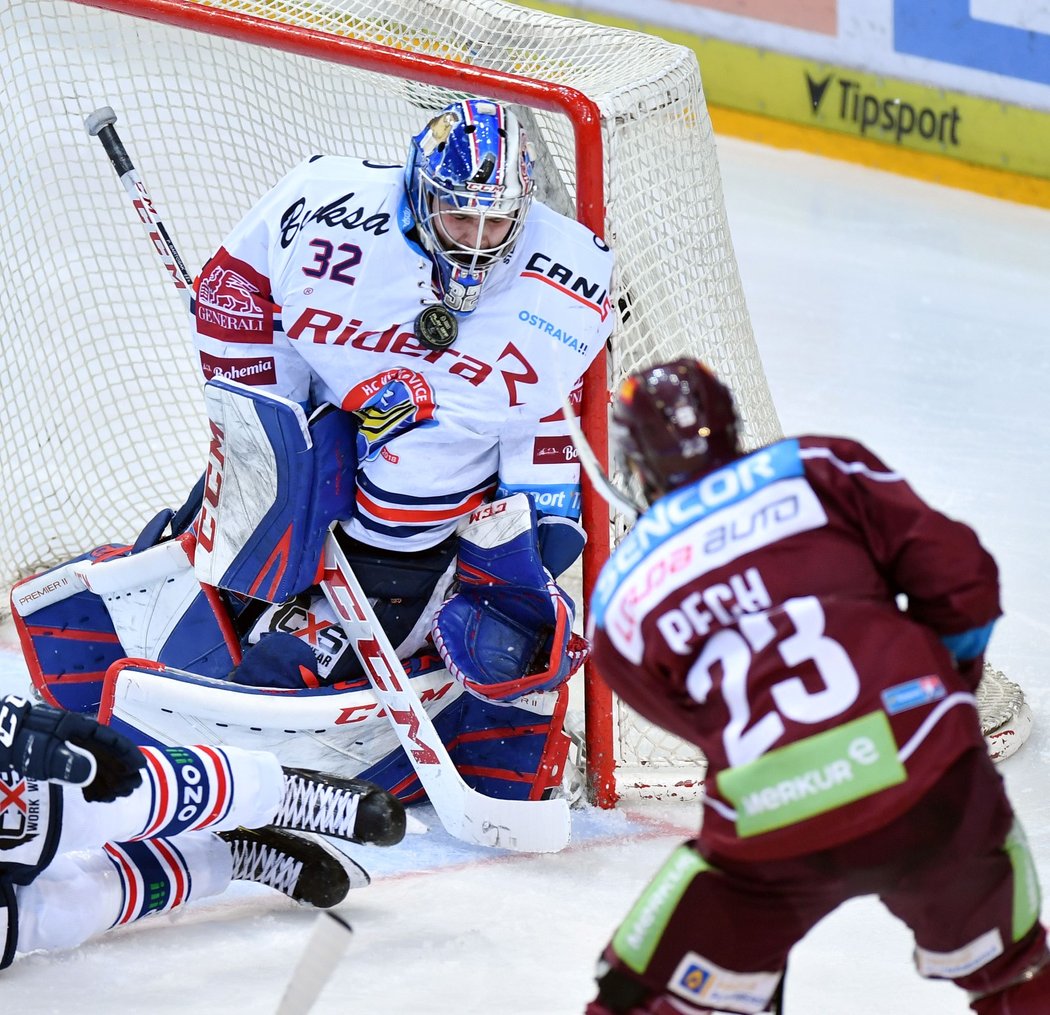 Brankář Patrik Bartošák byl jednou z hlavních postav Vítkovic v předkole play off proti Spartě