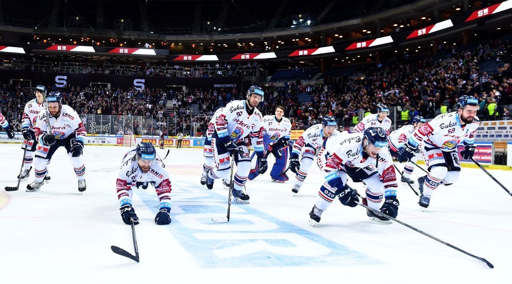 Vítkovičtí hokejisté si na ledě užili postup se svými fanoušky, ve čtvrtfinále narazí na Třinec