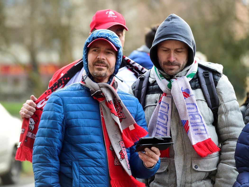 Zklamaní fanoušci, kteří se nedostali na zápas Olomouce se Zlínem, sledovali zápas na mobilech před stadionem