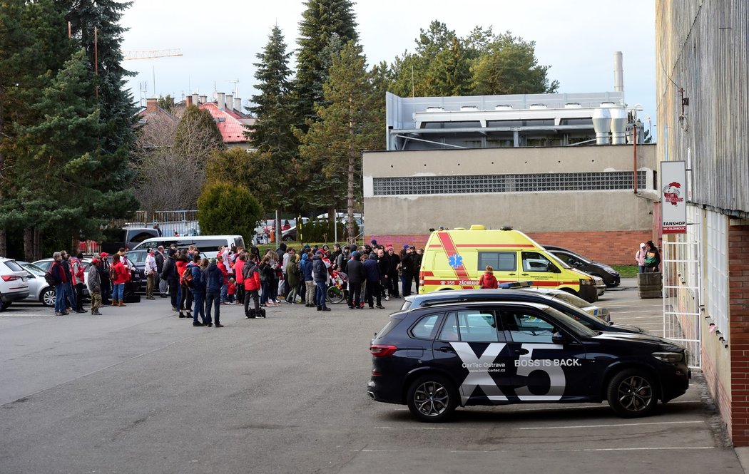 Dav fanoušků se sešel před olomouckým stadionem, do kterého kvůli novým opatřením na koronavirus nebyl vpuštěn