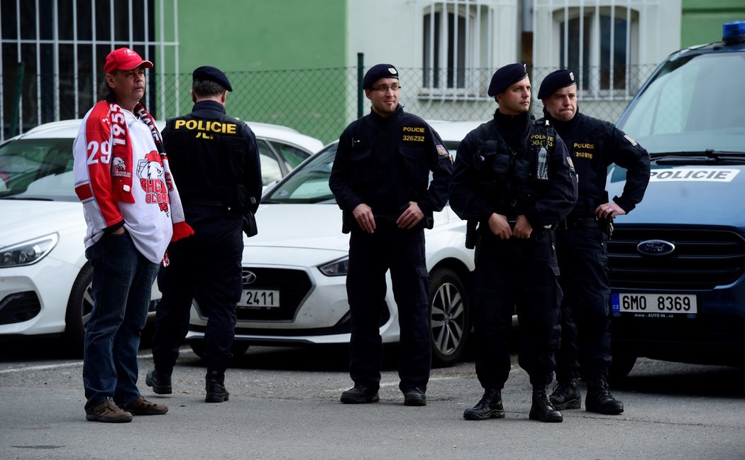 Před olomouckým stadionem stáli v průběhu zápasu i policisté